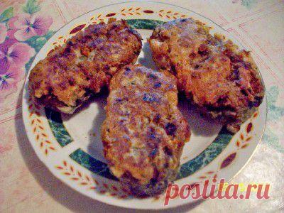 Олимпийские котлеты. 5 картофелин, 1 морковь, 1 луковица, 3 ст.л.растительного масла, 1 ст.зелёного горошка, 300 г грибов, 1/2 ст.риса, 3 яйца, 4 ст.л.сухарей или муки, зелень петрушки, перец, соль.