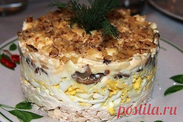 Слоёный салат с курицей, грибами и грецким орехом