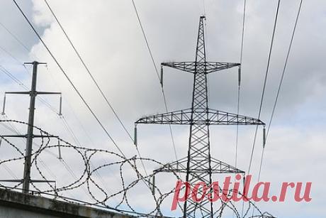 В Минобороны заявили об обстрелах Энергодара украинской артиллерией. Вооруженные силы Украины (ВСУ) нанесли удар по линии электропередач, которая идет от Запорожской атомной электростанции (ЗАЭС) к Энергодару. Об этом в среду, 21 сентября, журналистам сообщили в Минобороны России. Также там сообщили о повреждении трубы безопасности на ЗАЭС.