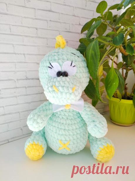 PDF Дино. FREE amigurumi crochet pattern. Бесплатный мастер-класс, схема описание для вязания амигуруми крючком. Игрушки своими руками! Динозавр, динозаврик, dinosaur, dinosaurio, dinossauro, dinosaure, dinosaurier, 恐竜, dinozaur, dinosaurus. #амигуруми #amigurumi #amigurumidoll #amigurumipattern #freepattern #freecrochetpatterns #crochetpattern #crochetdoll #crochettutorial #patternsforcrochet #вязание #вязаниекрючком #handmadedoll #рукоделие #ручнаяработа #pattern #tutorial #häkeln #amigurumis