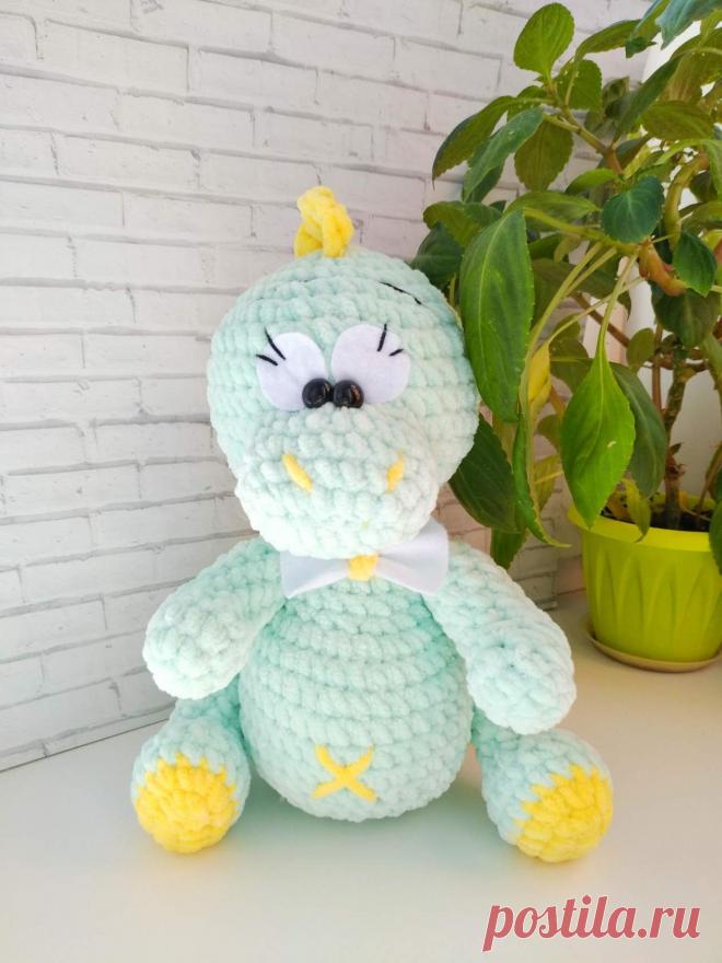 PDF Дино. FREE amigurumi crochet pattern. Бесплатный мастер-класс, схема описание для вязания амигуруми крючком. Игрушки своими руками! Динозавр, динозаврик, dinosaur, dinosaurio, dinossauro, dinosaure, dinosaurier, 恐竜, dinozaur, dinosaurus. #амигуруми #amigurumi #amigurumidoll #amigurumipattern #freepattern #freecrochetpatterns #crochetpattern #crochetdoll #crochettutorial #patternsforcrochet #вязание #вязаниекрючком #handmadedoll #рукоделие #ручнаяработа #pattern #tutorial #häkeln #amigurumis