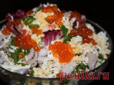 Самый любимый салат с кальмарами ,креветками и красной икрой.