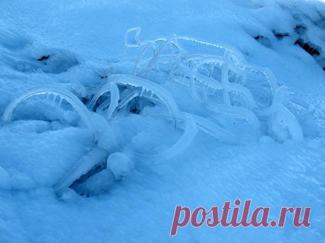 Ледяные черви (5 фото ) | Чёрт побери Мир полон странных и удивительных форм жизни, а самые странные живут, несомненно, в океане. Некоторое время назад учёные обнаружили микробов, питающихся сырой нефтью, которая просачивается с океанского дна, а теперь они нашли ещё более странных маленьких червей. «ЛЕДЯНЫЕ ЧЕРВИ» — удивительные живые существа, способные жить во льдах, существование которых до 1990-х годов считалось «ненаучным» с точки зрения биологии. Специальная экспеди...