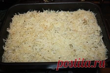 Картошка в сметане

Нам понадобится:

картофель
сметана
сыр
специи для картофеля
Количество ингредиентов не рассчитывала…расскажу примерно! А вы на фотки смотрите и всё поймете.

Смешиваем сметану с водой 1х1, добавляем специи для картофеля (их много разных продаются в пакетиках). Хорошо перемешиваем.

Картофель чистим, режем тонкими кружочками и выкладываем слоями на смазанный маслом протвень. Каждый слой солим.

Заливаем сметанной смесью. И ставим в духовку на 45-50 мин....