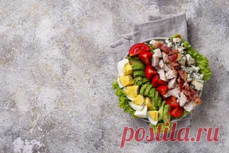 3 салата к Дню защитника Отечества от Шефмаркет Нередко после отваривания куриного бульона остается большое количество мяса, которое можно использовать для приготовления различных закусок.