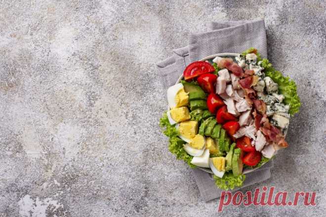 3 салата к Дню защитника Отечества от Шефмаркет Нередко после отваривания куриного бульона остается большое количество мяса, которое можно использовать для приготовления различных закусок.