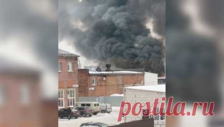 В Ярославле произошел пожар на площади 1500 квадратных метров. В Ярославле пожарные ликвидируют крупный пожар. Об этом сообщает 76.ru. Инцидент произошел на проспекте Октября. По предварительной информации, пожар начался в офисном здании. &quot;Хлопки были, треск, гарью не пахнет, так как ветер ...