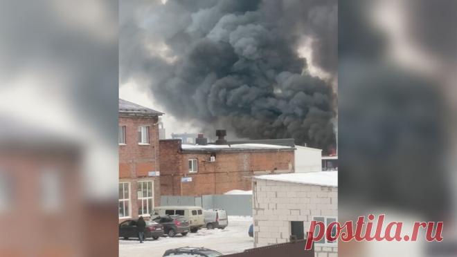 В Ярославле произошел пожар на площади 1500 квадратных метров. В Ярославле пожарные ликвидируют крупный пожар. Об этом сообщает 76.ru. Инцидент произошел на проспекте Октября. По предварительной информации, пожар начался в офисном здании. "Хлопки были, треск, гарью не пахнет, так как ветер ...