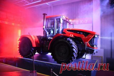 2019. В России запустили в производство трактор К-7 нового поколения. Петербургский тракторный завод (дочернее предприятие «Кировского завода») запустил в серийное производство новое поколение сельскохозяйственных тракторов «Кировец» К-7 шарнирно-сочлененной компоновки мощностью от 300 до 435 л. с. Новая платформа модельной линейки К-7 существенно улучшена по всем направлениям