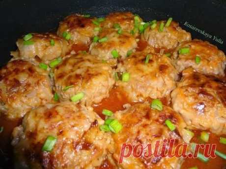 Ленивые голубцы

Ингредиенты:

- Мясной фарш -500 гр.
- Отварной рис – 100 гр.
- Белокочанная капуста - 200 гр.

Для соуса:
- Кетчуп -2 ст. л.
- Майонез -1 ст. л.
- Вода кипячёная -300 мл.
- Мука – для панировке

Приготовление:

Капусту нашинковать не очень мелко, залить горячим кипятком и дать постоять 5-10 минут. Это делается для того, что бы капуста стала мягче и убрать горечь. После слить воду и отжать капусту. Смешать и посолить фарш, рис, капусту. Скатать шарики и об...