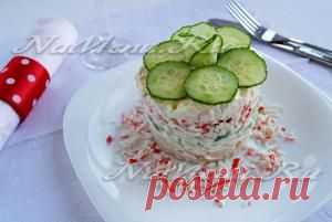 Салат с крабовыми палочками, кальмарами и яйцом