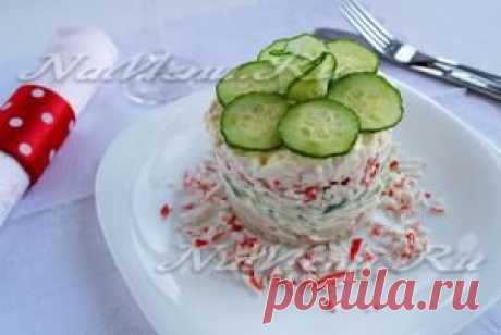 Салат с крабовыми палочками, кальмарами и яйцом