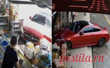 Автоледи перепутала педали и заехала в магазин