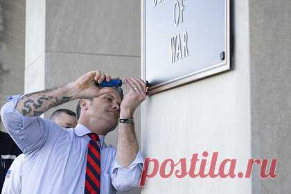 На здании Пентагона появились 27-килограммовые таблички