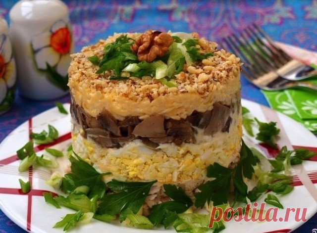 Ингредиенты:
Куриное мясо копчёное — 150 Грамм
Яйцо куриное — 2 Штуки (отваренное в крутую)
Шампиньоны — 150 Грамм
Лук репчатый — 1 Штука (крупная луковица)
Орех грецкий — 40 Грамм
Сыр — 50 Грамм (твёрдые сорта)
Майонез — 8 Ст. ложек
Масло растительное — 1 Ст. ложка
Соль — По вкусу
Перец — По вкусу
Чеснок — 1 Зубчик

приготовления:
Копчёное куриное мясо нужно 
отделить от костей и нарезать небольшими кусочками. Подготовьте тарелку,
 в которой будет подаваться салат. Также ...