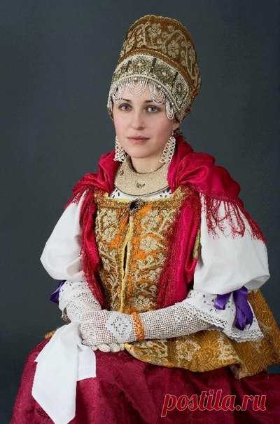 Я старомодна...

Я старомодна… Мне нравятся платья до пяток,
Честь и застенчивость, и медицина без взяток,
Добрые песни, подарки своими руками,
Чувства навек и, конечно, венчание в храме.

Я старомодна, и роль бизнес-вумен мне чужда.
Я выбираю не выгоду… Верную дружбу.
Я не умею судить по объему валюты,
Небу всегда благодарна за дни и минуты.

Я старомодна, читаю молитвы ночами,
В них я здоровья прошу всем детишкам и маме.
Я не хожу в рестораны и клубы крутые,
Я наблюдаю, ...