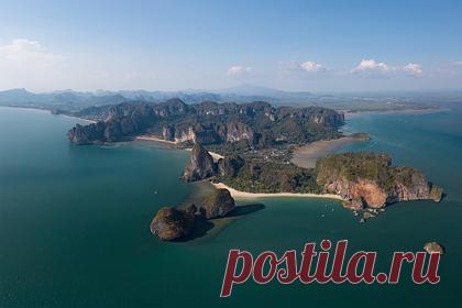 Россиянин отдохнул в Таиланде и нашел самое безмятежное место в стране. Россиянин посетил Таиланд и рассказал о самом безмятежном месте во всей стране. Он рассказал, что, приезжая в королевство, мечтал найти идеальное для себя место со вкусной едой, красивой природой и отсутствием шума. По его словам, в небольшом прибрежном поселке Рейли-бич царит по-настоящему волшебная атмосфера.