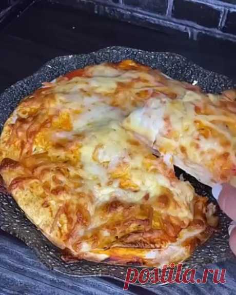 Любимая полендвица 
Покупаем хорошее мясо — в магазинах оно называется «вырезкой» или мясом «для отбивных» (я люблю, чтобы там был всего лишь миллиметровый слой сала по краешку, но моя коллега использует и шею, потому что любит сальные прожилки). 
Кстати, это будет чуть ли не вдвое дешевле, чем покупать полендвицу готовую — а уж разница во вкусе! 
Итак, покупаем. В тот же день начинаем многодневный процесс готовки. 
Кипятим три литра воды. В кипяток всыпаем пол-литра крупной соли. Соль раств