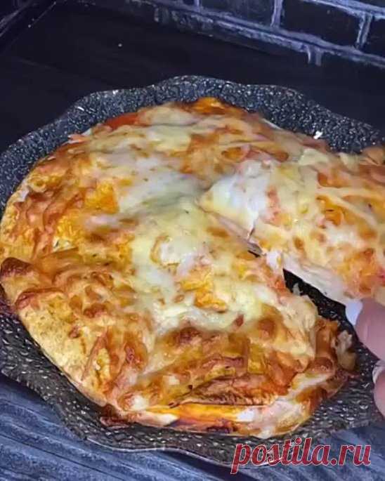 Любимая полендвица 
Покупаем хорошее мясо — в магазинах оно называется «вырезкой» или мясом «для отбивных» (я люблю, чтобы там был всего лишь миллиметровый слой сала по краешку, но моя коллега использует и шею, потому что любит сальные прожилки). 
Кстати, это будет чуть ли не вдвое дешевле, чем покупать полендвицу готовую — а уж разница во вкусе! 
Итак, покупаем. В тот же день начинаем многодневный процесс готовки. 
Кипятим три литра воды. В кипяток всыпаем пол-литра крупной соли. Соль раств