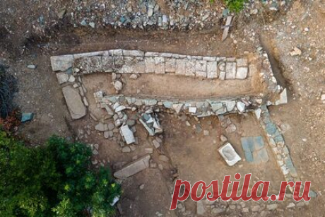 В Греции обнаружили руины описанного Гомером в «Илиаде» древнего города. Группа археологов нашла в Греции руины древнего города, предположительно описанного древнегреческим поэтом-сказителем Гомером в «Илиаде». Находки говорят о том, что он был построен около III-II веков до н.э. Ученые обнаружили множество архитектурных элементов, а также орудий труда.