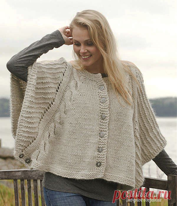 Уютное пончо с косами от Drops Design вязаное спицами.