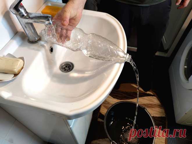 Как набрать воду в ведро с раковины, с коротким смесителем: простое приспособление из бутылки | Сделай Самоделку | Пульс Mail.ru