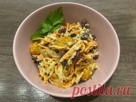 Салат с фасолью сухариками и сыром