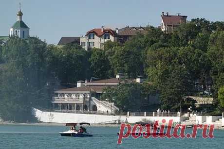 В российском селе со скалы сорвался мотоциклист. В Абрау-Дюрсо погиб сорвавшийся со скалы мотоциклист. Видео инцидента опубликовал Telegram-канал SHOT. На записи, сделанной напарником мотоциклиста, видно, что он не удержался на узкой тропе, пытаясь начать движение на питбайке — мини-мотоцикле, предназначенном для внедорожной езды.