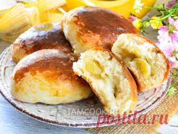 Пирожки с бананами из дрожжевого теста — рецепт с фото Достаточно простой и доступный рецепт пирожков с бананами. Тесто замесите сдобное дрожжевое на молоке, а для начинки возьмите бананы. Именно бананы сделают выпечку особенно ароматной. Да, на замес и расстойку теста уйдет немало времени, но результат вас точно порадует. С приходом осени так хочется домашней выпечки к чаю!
