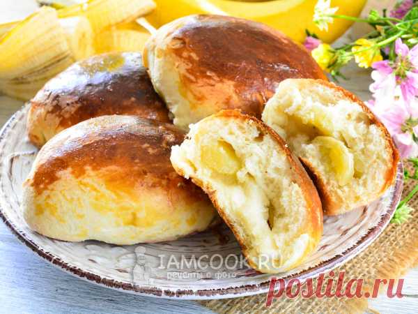 Пирожки с бананами из дрожжевого теста — рецепт с фото Достаточно простой и доступный рецепт пирожков с бананами. Тесто замесите сдобное дрожжевое на молоке, а для начинки возьмите бананы. Именно бананы сделают выпечку особенно ароматной. Да, на замес и расстойку теста уйдет немало времени, но результат вас точно порадует. С приходом осени так хочется домашней выпечки к чаю!