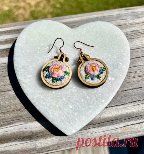 Pendientes bordados a mano / Mini aro de bordado / Moderno diseño floral pequeño / Arcoíris / Girasol / Hongo / Hipoalergénico / Regalo para ella - Etsy España