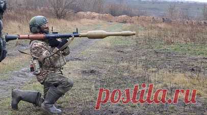 «Использовалась националистами для доставки боеприпасов»: ВС РФ уничтожили военную технику ВСУ на Купянском направлении. На Купянском направлении бойцы группировки войск «Запад» обнаружили пикап и грузовой автомобиль, который прятали украинские боевики в лесопосадке. Военную технику ВСУ уничтожили из станкового противотанкового гранатомёта. Как отметили в Минобороны РФ, машины использовались националистами для доставки боеприпасов и продовольствия на свои позиции. Кроме того, на Донецком…