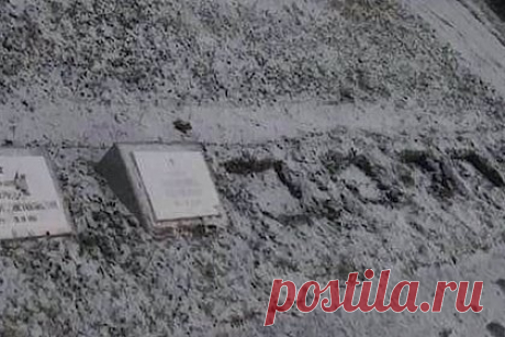 В Латвии осквернили захоронение советских солдат. В латвийском городе Юрмала неизвестные похитили 16 мемориальных плит, установленных на кладбище, где похоронены советские солдаты. Плиты пропали вечером 19 ноября. Об осквернении захоронения сообщили в полицию. В прошлом вандалы неоднократно оставляли надписи на мемориальной стене, стоящей на кладбище.