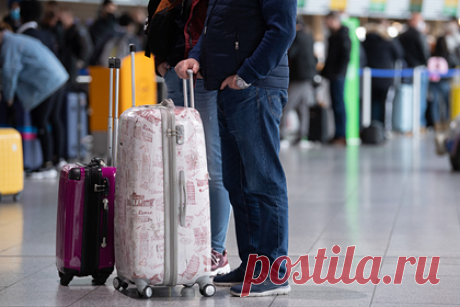 Застрявшим за границей россиянам раскрыли способ вернуться на родину. Вице-президент Ассоциации туроператоров России (АТОР) Дмитрий Горин раскрыл отечественным туристам, застрявшим за границей из-за распространения нового штамма COVID-19, способ вернуться на родину. По словам эксперта, в первую очередь согражданам необходимо встать на консульский учет в стране пребывания.