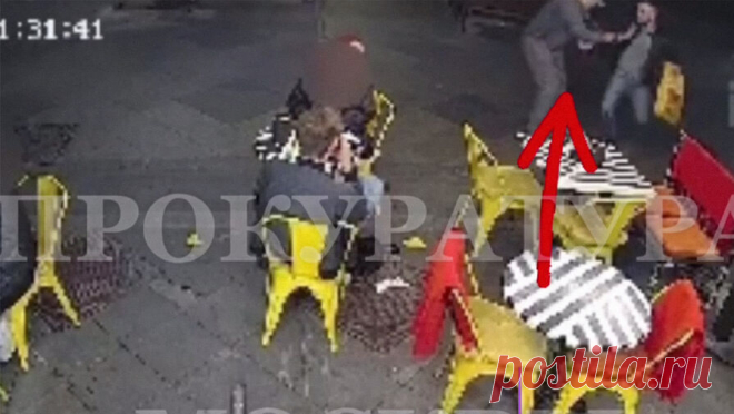 В центре Москвы мужчина напал с ножом на посетителя кафе. В центре Москвы конфликт между двумя мужчинами закончился поножовщиной. Об этом сообщает пресс-служба прокуратуры Москвы. Как рассказали в ведомстве, инцидент произошел около одного из кафе на Никольской улице. На видео, опубликованном ...