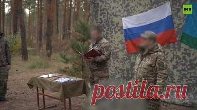 Военных связистов наградили в ЛНР — видео. В ЛНР на одном из полигонов прошло награждение военных связистов перед их отбытием на передовую в зону СВО. Торжественное мероприятие приурочили к 104-й годовщине образования войск связи. Бойцам вручили государственные награды, а командиру полка иерей Герман передал икону Спасителя Христа. Подробнее — в материале военного корреспондента RT Александра Яремчука. Читать далее