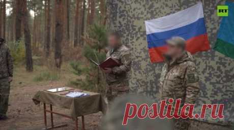 Военных связистов наградили в ЛНР — видео. В ЛНР на одном из полигонов прошло награждение военных связистов перед их отбытием на передовую в зону СВО. Торжественное мероприятие приурочили к 104-й годовщине образования войск связи. Бойцам вручили государственные награды, а командиру полка иерей Герман передал икону Спасителя Христа. Подробнее — в материале военного корреспондента RT Александра Яремчука. Читать далее