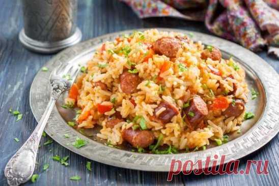 ОХОТНИЧЬИ КОЛБАСКИ С РИСОМ И ПАПРИКОЙ 
ИНГРЕДИЕНТЫ :
300 г охотничьих колбасок 
1 луковица 
1 болгарский перец 
250 г риса 
1 ч. л. паприки 
соль и перец по вкусу 
растительное масло 
несколько веточек петрушки 
Как приготовить охотничьи колбаски с рисом и паприкой 
Лук очисти и мелко нашинкуй, болгарский перец нарежь кубиками, охотничьи колбаски нарежь небольшими кусочками. 
Разогрей сковороду с небольшим количеством растительного масла и обжарь лук до золотистого цвета, затем добавь колбаск