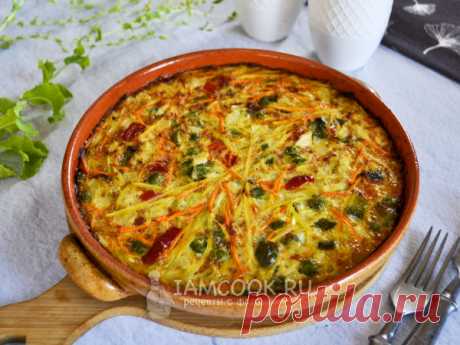 Кугель - это традиционное блюдо еврейской кухни, напоминающее запеканку. Существует много вариантов кугеля - из картофеля, лапши, творога, с мясом. Для сладкого кугеля используются фрукты, изюм. Для овощного кугеля можно использовать любые овощи, натертые на терке, смешанные с яйцами и запеченные в духовке. Кугель из овощей можно подать как основное блюдо или как гарнир к мясу.