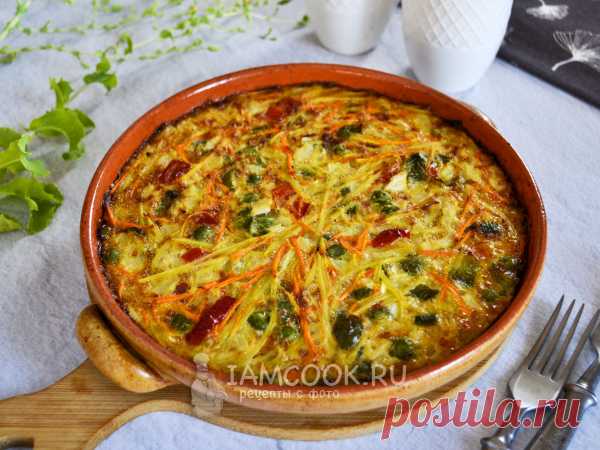 Кугель - это традиционное блюдо еврейской кухни, напоминающее запеканку. Существует много вариантов кугеля - из картофеля, лапши, творога, с мясом. Для сладкого кугеля используются фрукты, изюм. Для овощного кугеля можно использовать любые овощи, натертые на терке, смешанные с яйцами и запеченные в духовке. Кугель из овощей можно подать как основное блюдо или как гарнир к мясу.