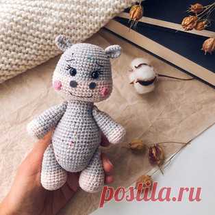 Бегемотик амигуруми. Схемы и описания для вязания игрушек крючком! Бесплатный мастер-класс от Кристины @bumbee_crochet по вязанию бегемотика крючком. Высота вязаной игрушки примерно 16 см. Для изготовления такого беге…