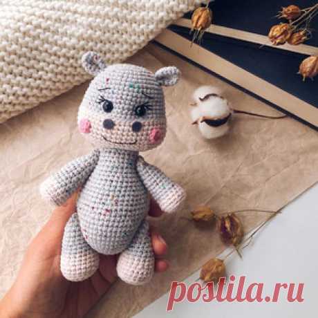 Бегемотик амигуруми. Схемы и описания для вязания игрушек крючком! Бесплатный мастер-класс от Кристины @bumbee_crochet по вязанию бегемотика крючком. Высота вязаной игрушки примерно 16 см. Для изготовления такого беге…
