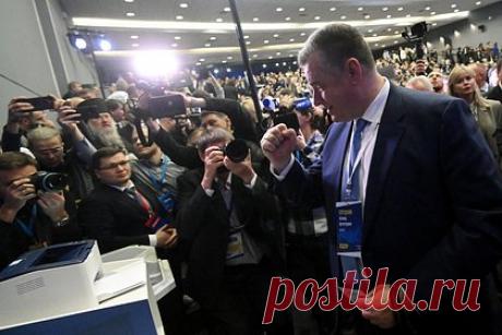 ЛДПР выдвинула Слуцкого кандидатом в президенты. Съезд Либерально-демократической партии России (ЛДПР) выдвинул главу партии Леонида Слуцкого кандидатом в президенты страны. За его кандидатуру проголосовали 108 делегатов. Сам Слуцкий ранее не объявлял о планах баллотироваться в президенты, хотя отмечал, что коллеги по партии предлагали ему это сделать.