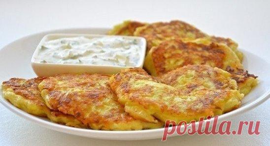 Оладьи из кабачков с сыром и чесноком
Ингредиенты:
1 средний кабачок
1 яйцо
50 гр. натертого сыра
зубок чеснока
1 ст.л. муки
соль, перец
Приготовление:
Кабачок очистить от кожицы и натереть на крупную терку, вбить яйцо, хорошо перемешать.
Добавить к кабачку натертый сыр и измельченный зубчик чеснока, посолить и поперчить по вкусу, всыпать муку, перемешать.
Жарить оладьи на растительном масле до румяной корочки.
Очень вкусно кушать такие оладьи с соусом из сметаны и мелко нарезанной зелени.
П