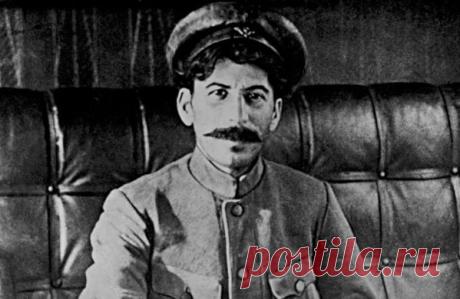 Фигура Сталина в советской истории, пожалуй, самая обсуждаемая и противоречивая. Период его единоличного правления связывают как с Великой победой и успехами в индустриализации, так и с масштабными репрессиями и массовым голодом. А какой могла быть наша страна без Сталина?