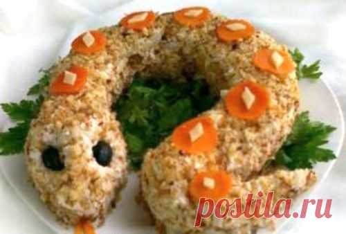 Новогодний салат «Змея» с яблоком, орехами и курицей / Простые рецепты