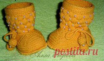 Желтые пинетки с бусинками из рубрики Вязание для детей. Вязание спицами модели и схемы на kNITKA.ru