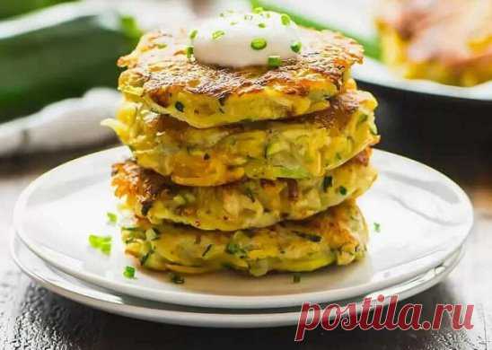 Сочные и невероятно вкусные Оладушки из кабачков
Сохраняй и готовь.
Ингредиенты:
Кабачки 600-700гр.
Луковица 1шт.
Мука(у меня рисовая ЦЗ) - 4-5ст.л.
Яйца - 2шт.
Перец.
Соль.
Кабачки натереть на крупной тёрке, лук на тёрке, вбить яйца, перчим и муку добавить. Перемешиваем.
Соль непосредственно перед жаркой.
Можно на масле, но я без.
Соус: сметана, чеснок, соль, укроп.
Приятного аппетита.
Какое у вас любимое блюдо из кабачков?