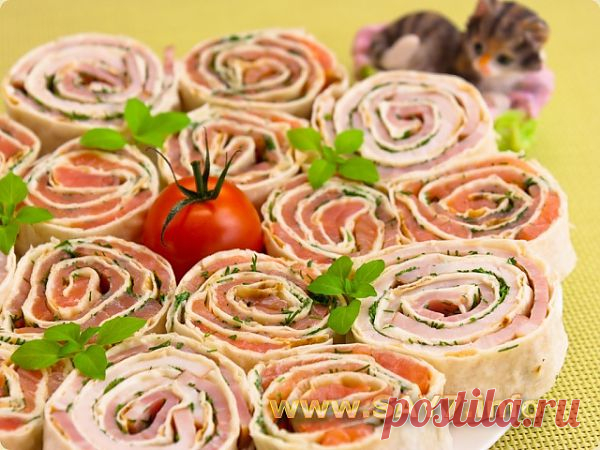 Рулетики из лаваша с семгой и ветчиной