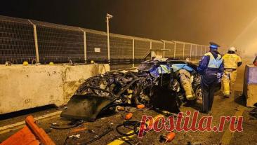&quot;Картина не для слабонервных&quot;. Что известно о ДТП с семьей на Крымском мосту?. Автомобиль с семьей, ехавшей в Крым, влетел в бетонное ограждение на Крымском мосту и опрокинулся. Двое детей в момент столкновения вылетели из машины и получили травмы. Водитель и пассажир погибли на месте. Очевидица рассказала, что от автомобиля &quot;практически до задних сидений ничего не осталось&quot;. Что известно о смертельной аварии -- в материале &quot;Газеты.Ru&quot;.